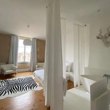 Chateau Bernon Maison D Hotes - Piscine Et 4* Queyrac