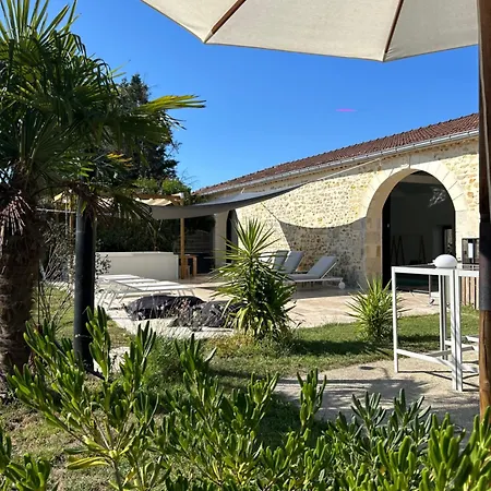 Chateau Bernon Maison D Hotes - Piscine Et Bed and breakfast 4*