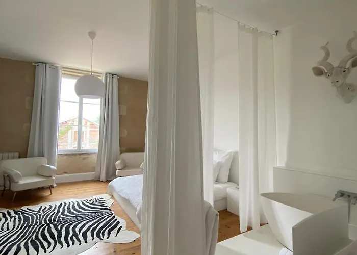 Chateau Bernon Maison D Hotes - Piscine Et 4* Queyrac