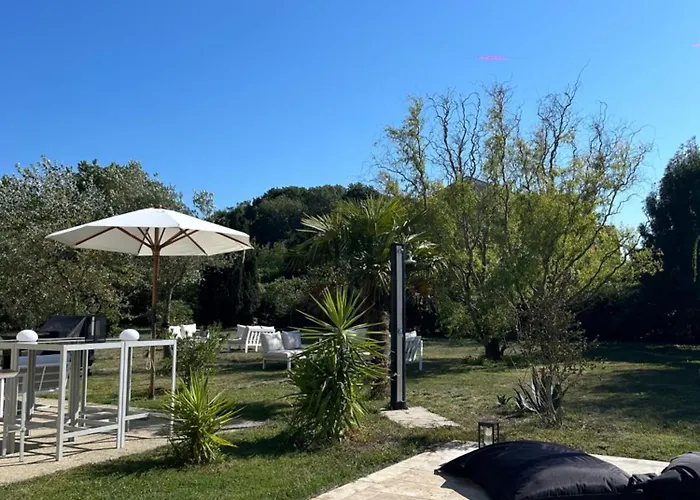 Bed & Breakfast Chateau Bernon Maison D Hotes - Piscine Et