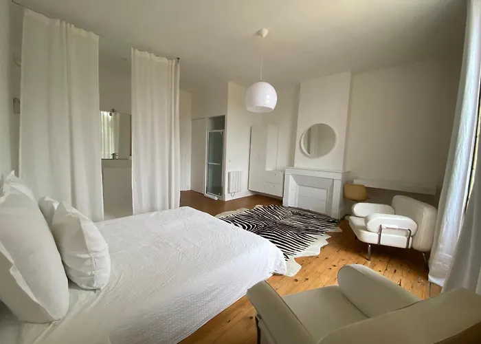 Chateau Bernon Maison D Hotes - Piscine Et Nocleg ze śniadaniem 4*